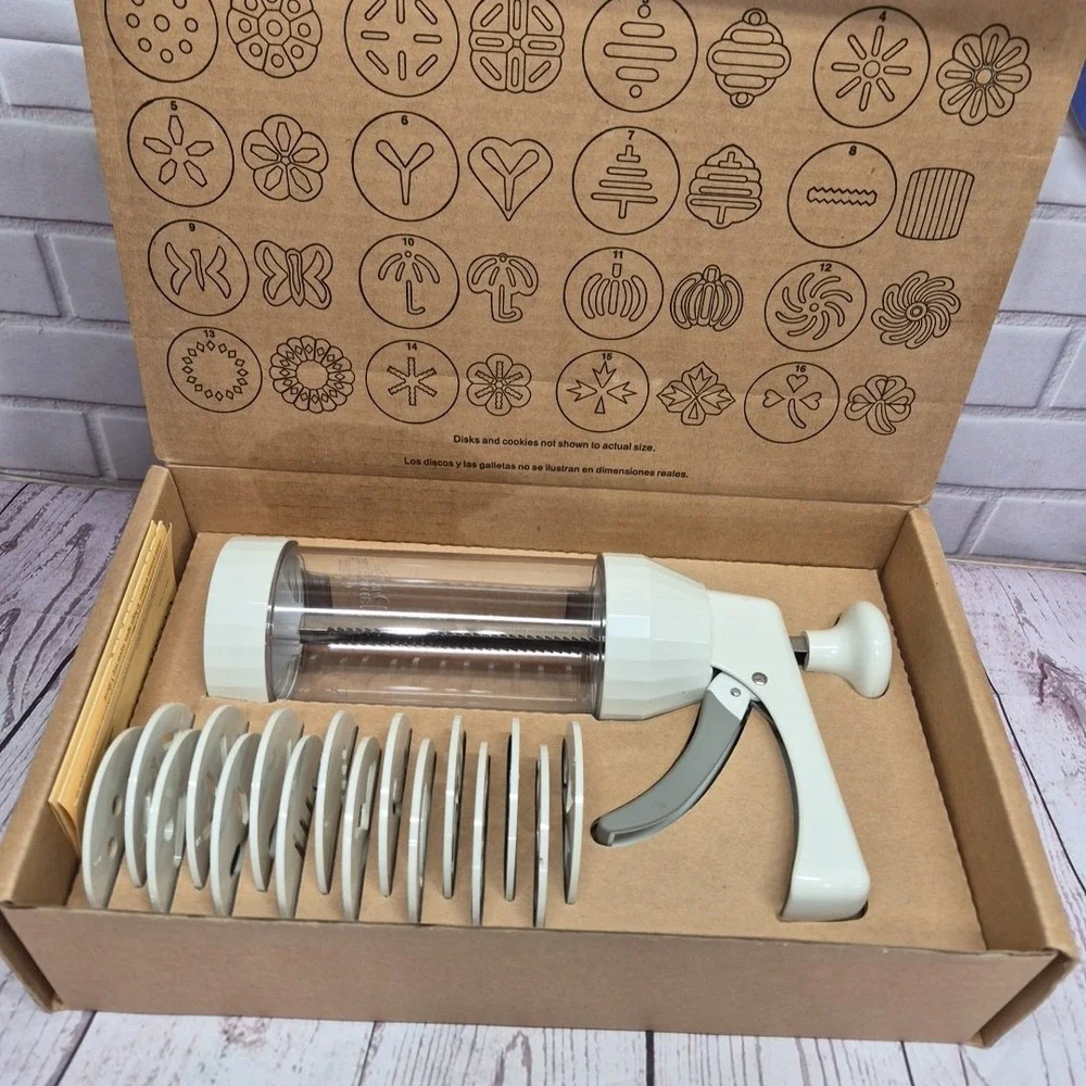 NIB Pampered Chef 1525 Cookie Press with 16 Pattern Discs